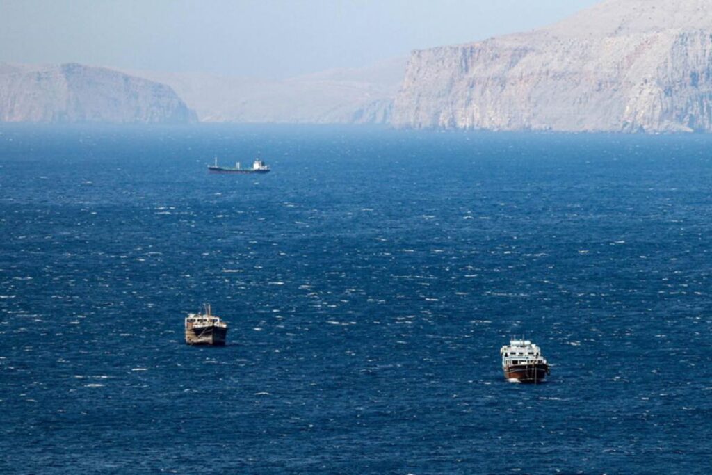 navi mare stretto hormuz