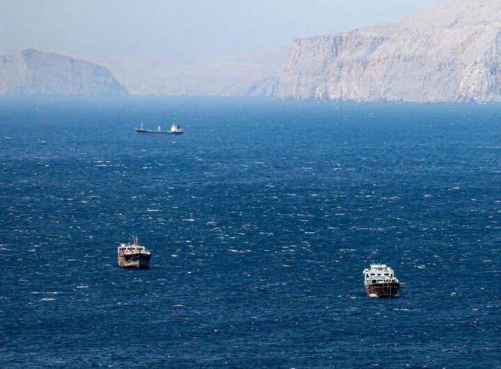 navi mare stretto hormuz