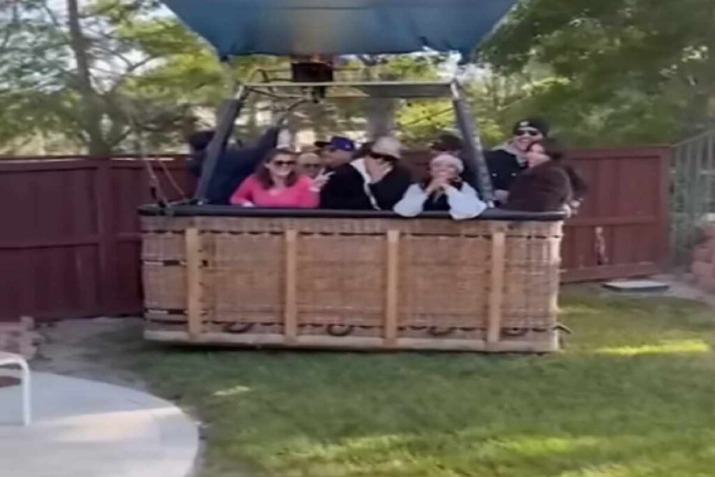 La mongolfiera atterrata nel giardino