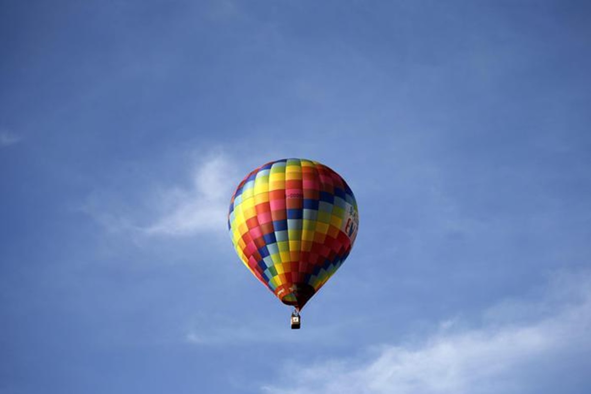 “Come una fiaba Disney”: mongolfiera atterra nel giardino di una famiglia americana