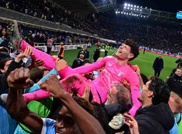 Edoardo Motta portato in trionfo a fine partita