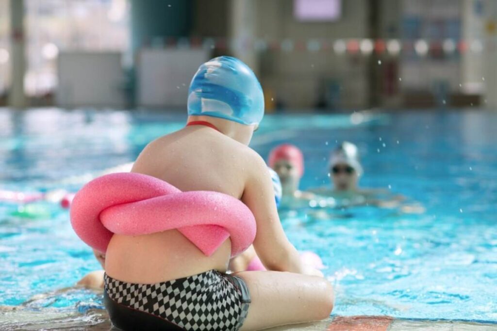 bambino in piscina