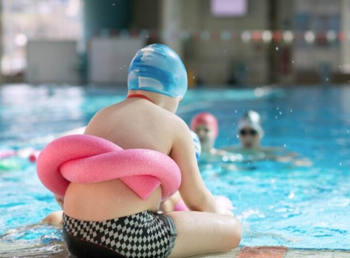 bambino in piscina