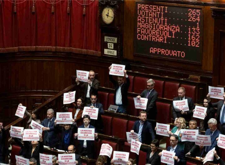 I cartelli mostrati dall'opposizione durante il voto per il Dl Sicurezza