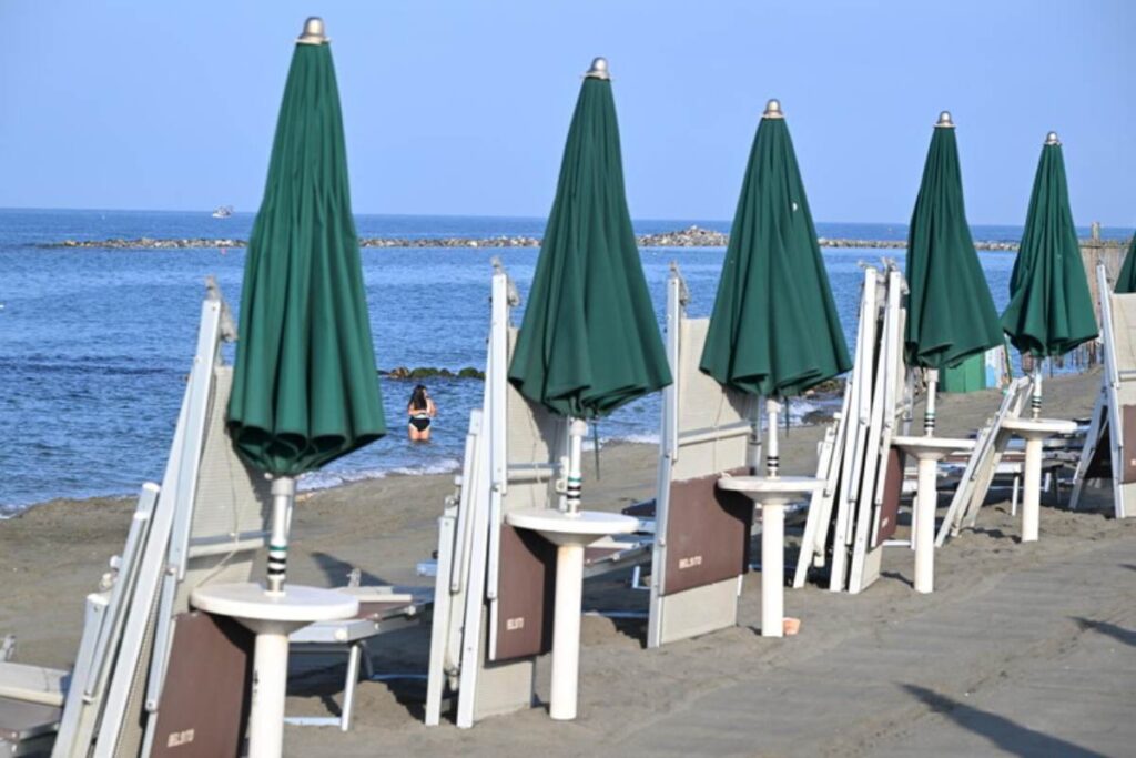 ombrelloni chiusi a ostia
