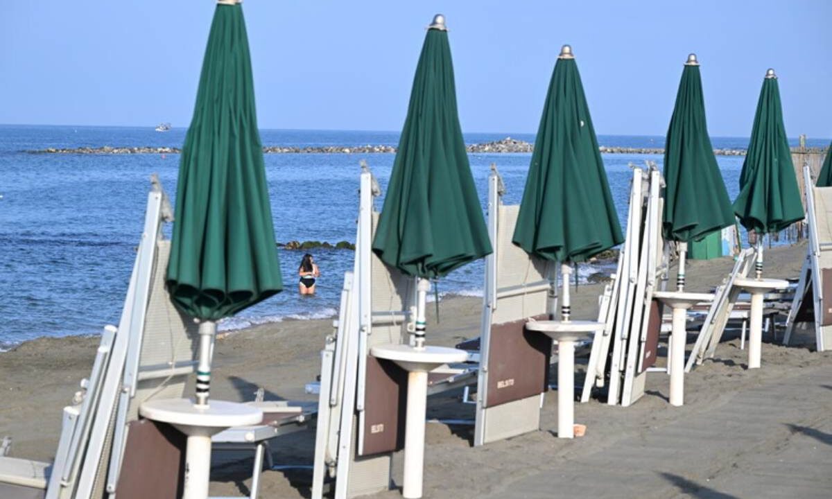 ombrelloni chiusi a ostia