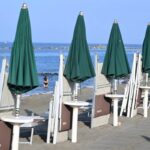 ombrelloni chiusi a ostia
