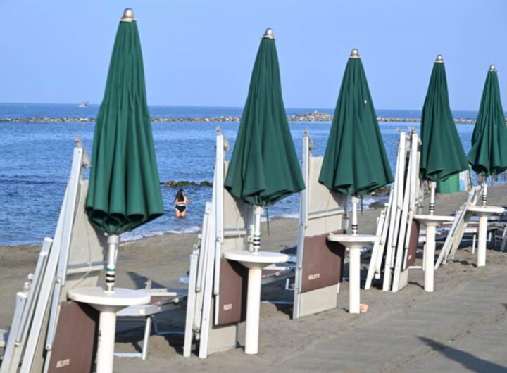 ombrelloni chiusi a ostia