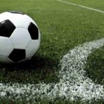 Chiede il permesso di soggiorno a due calciatori, arbitro nella bufera