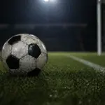 Pallone sporco su un campo bagnato