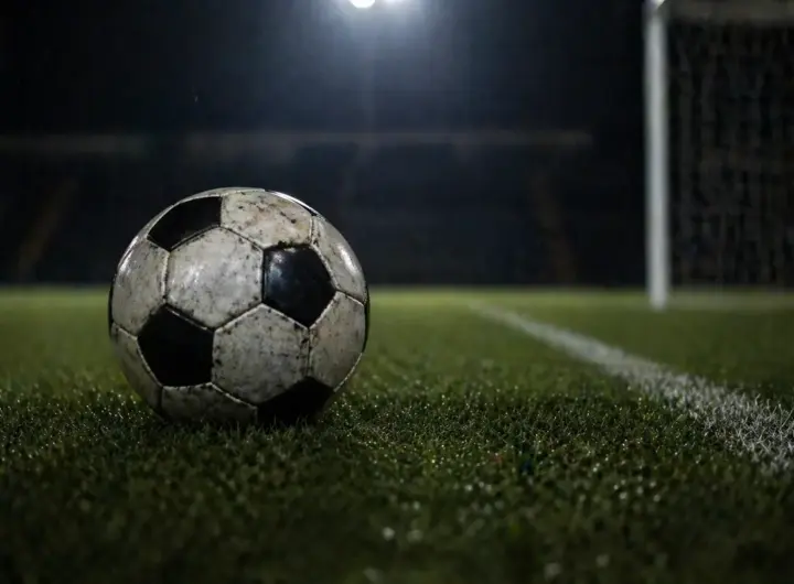 Pallone sporco su un campo bagnato