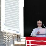 papa leone si affaccia al vaticano