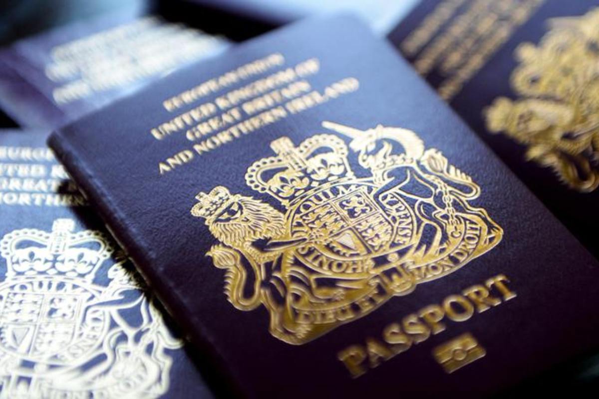 https://www.blitzquotidiano.it/wp-content/uploads/2026/04/passaporto-uk-1.jpg