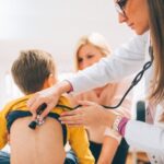 Un medico pediatra