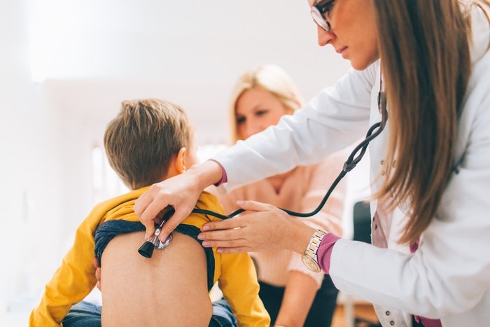 Un medico pediatra