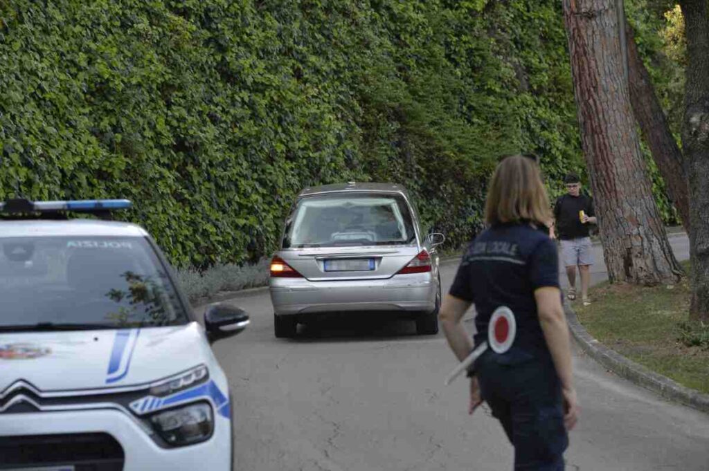 La vicenda del bambino morto a 7 anni risucchiato in piscina, il padre: "Mi sono tuffato ma il bocchettone non gli ha dato scampo"