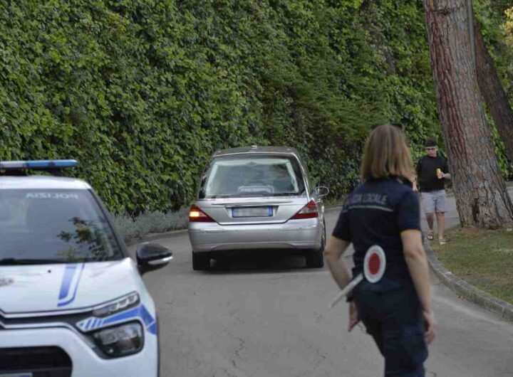 La vicenda del bambino morto a 7 anni risucchiato in piscina, il padre: "Mi sono tuffato ma il bocchettone non gli ha dato scampo"