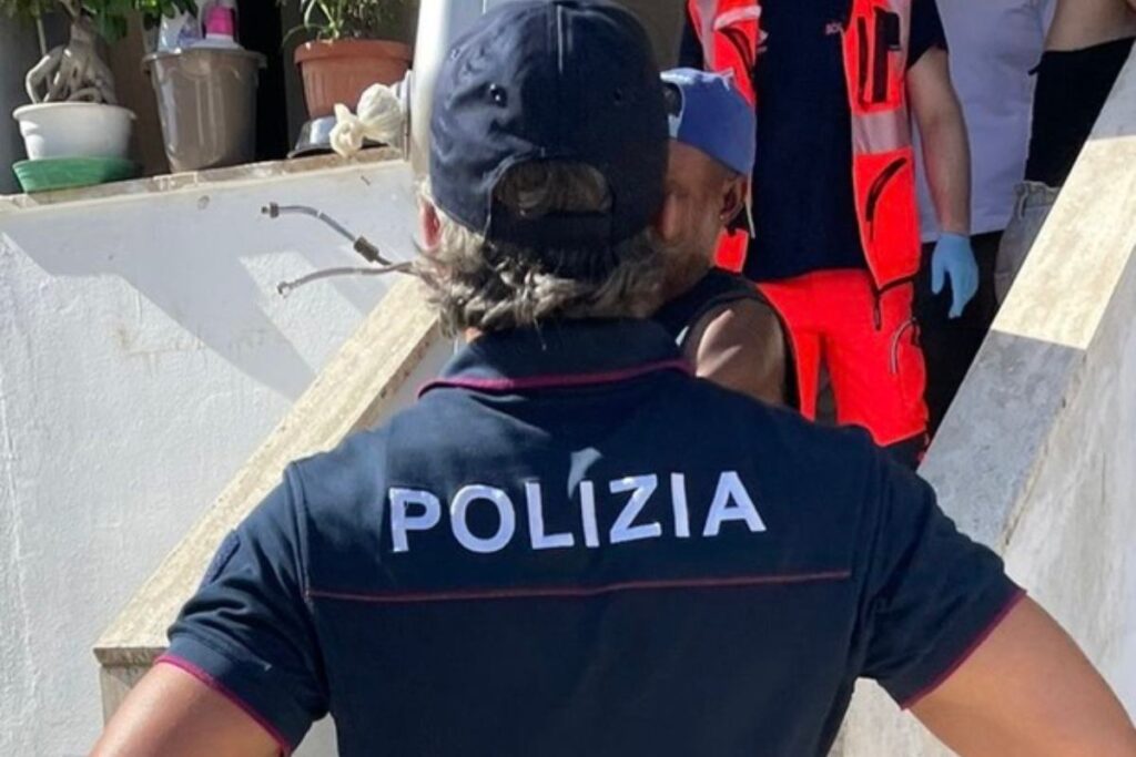 polizia interviene in una casa occupata
