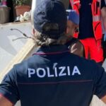 polizia interviene in una casa occupata