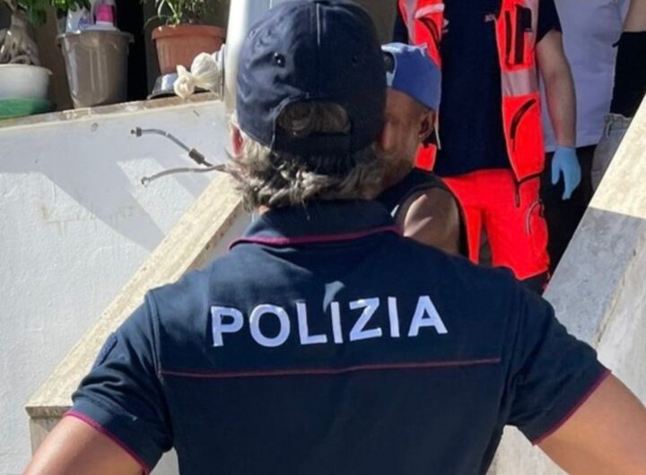 polizia interviene in una casa occupata