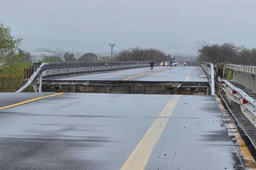 Maltempo flagella il Centro-Sud, le foto del ponte crollato sul Trigno lungo la la Statale Adriatica in Molise