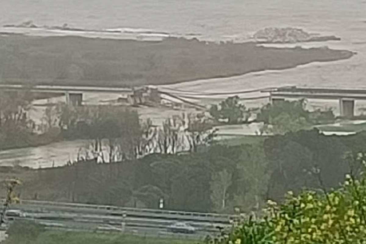 Il ponte crollato sul Trigno lungo la Statale Adriatica in Molise