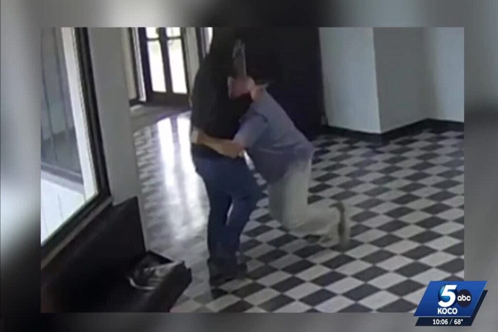 Il video del preside eroe che ferma un ex studente armato nella scuola