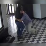 Il video del preside eroe che ferma un ex studente armato nella scuola