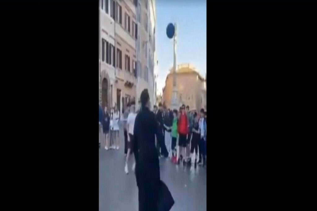 Il video dei preti argentini che palleggiano a Roma in piazza di Spagna