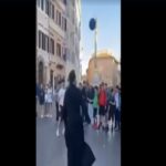 Il video dei preti argentini che palleggiano a Roma in piazza di Spagna