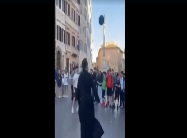 Il video dei preti argentini che palleggiano a Roma in piazza di Spagna