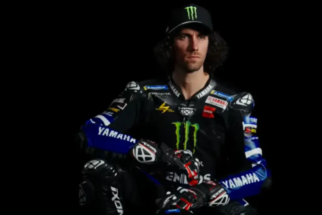 Alex Rins con la divisa ufficiale della Yamaha