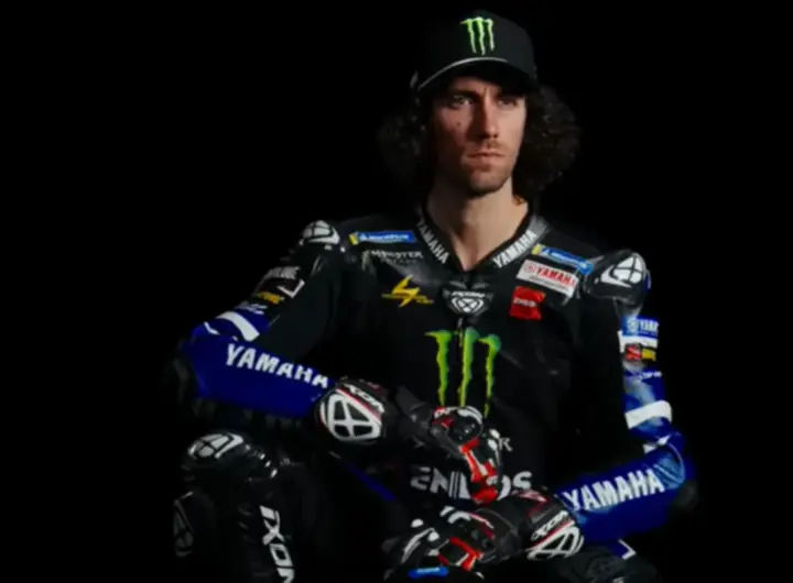 Alex Rins con la divisa ufficiale della Yamaha