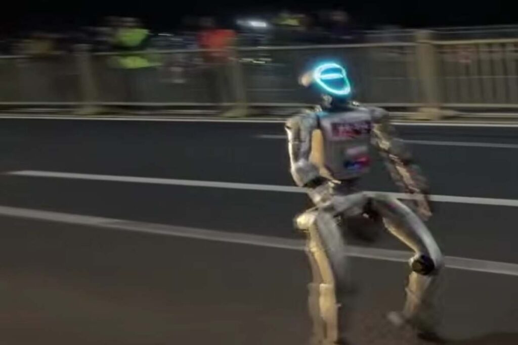 Robot che corre in strada
