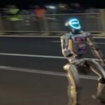 Robot che corre in strada