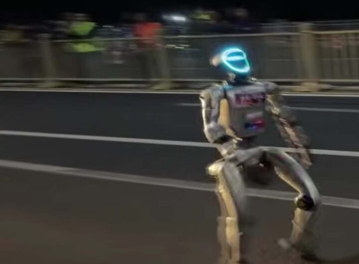 Robot che corre in strada