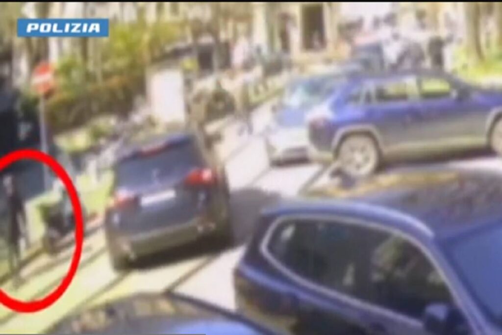 Un frame dello scippo a Milano