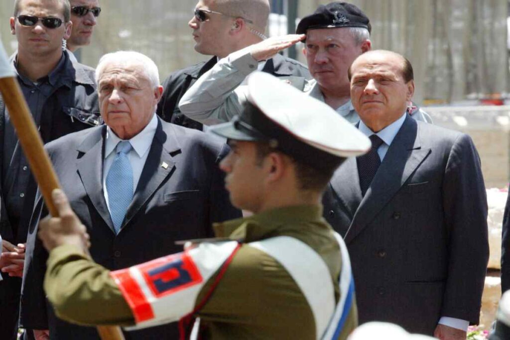 Berlusconi a Gerusalemme nel giugno 2003 insieme all'allora premier israeliano Ariel Sharon