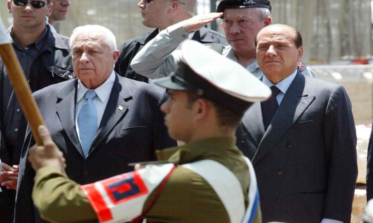 Berlusconi a Gerusalemme nel giugno 2003 insieme all'allora premier israeliano Ariel Sharon