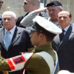 Berlusconi a Gerusalemme nel giugno 2003 insieme all'allora premier israeliano Ariel Sharon