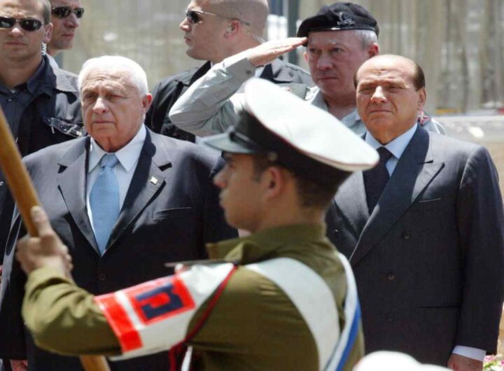Berlusconi a Gerusalemme nel giugno 2003 insieme all'allora premier israeliano Ariel Sharon