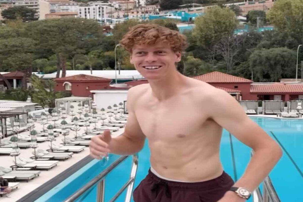 Sinner sul trampolino di una piscina