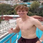 Sinner sul trampolino di una piscina