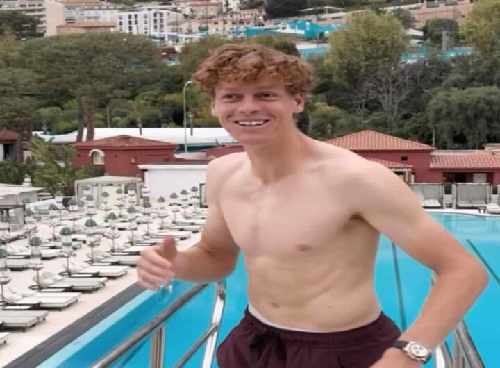 Sinner sul trampolino di una piscina