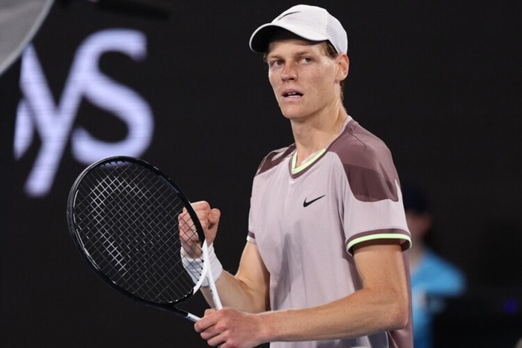 Jannik Sinner festeggia dopo un colpo vincente