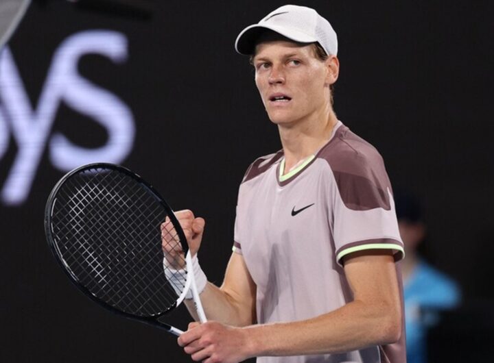 Jannik Sinner festeggia dopo un colpo vincente