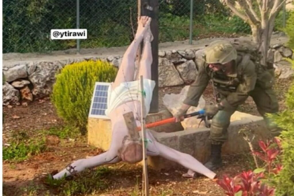 Libano, soldato israeliano colpisce crocifisso con una mazza