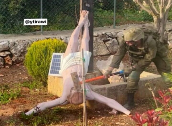 Libano, soldato israeliano colpisce crocifisso con una mazza