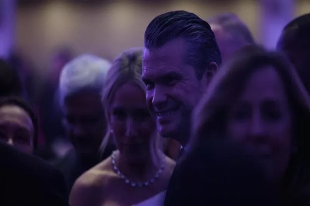 Lo strano sorriso di Pete Hegseth durante gli spari a Trump, i complottisti tornano all'attacco