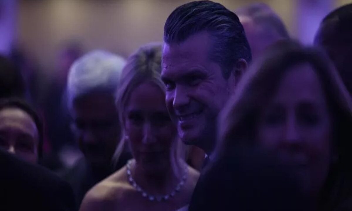 Lo strano sorriso di Pete Hegseth durante gli spari a Trump, i complottisti tornano all'attacco